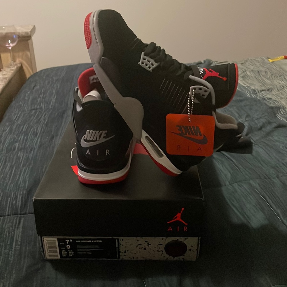 Men’s size 7.5 Jordan Retro 4 Bred 4